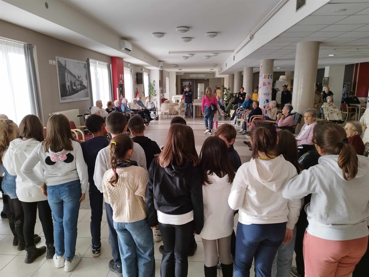 La cooperazione che avvicina anziani e bambini