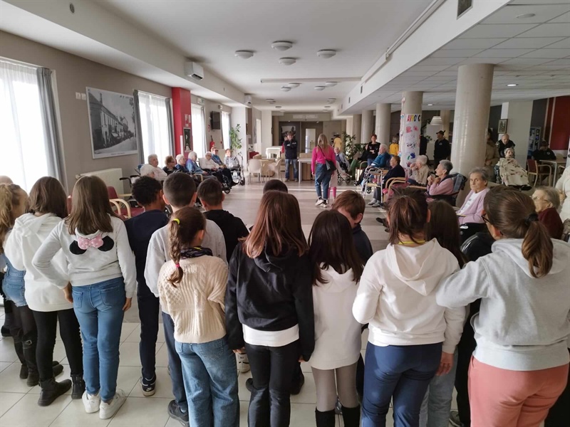 La cooperazione che avvicina anziani e bambini